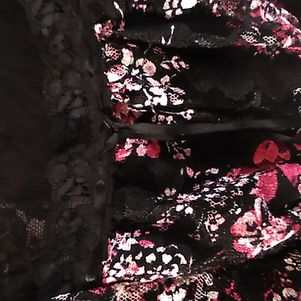 🌺Black and Pink Floral Lace Top. 14W-16W - Picture 3 of 11
